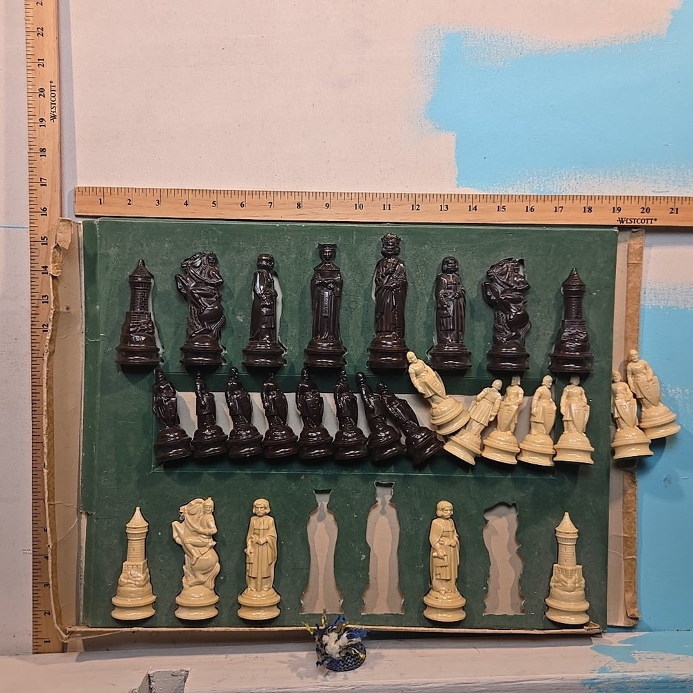 VTG ANRI Medieval Chessmen Chess Brwn Cream 28pc Set Boxed Italy 1959 INCOMPLETE